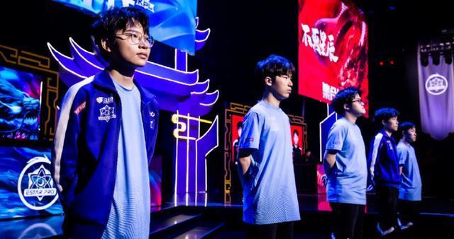 crashies 将继续为 Fnatic 参加 2025 年冠军赛，而 Leo 的未来仍然未知